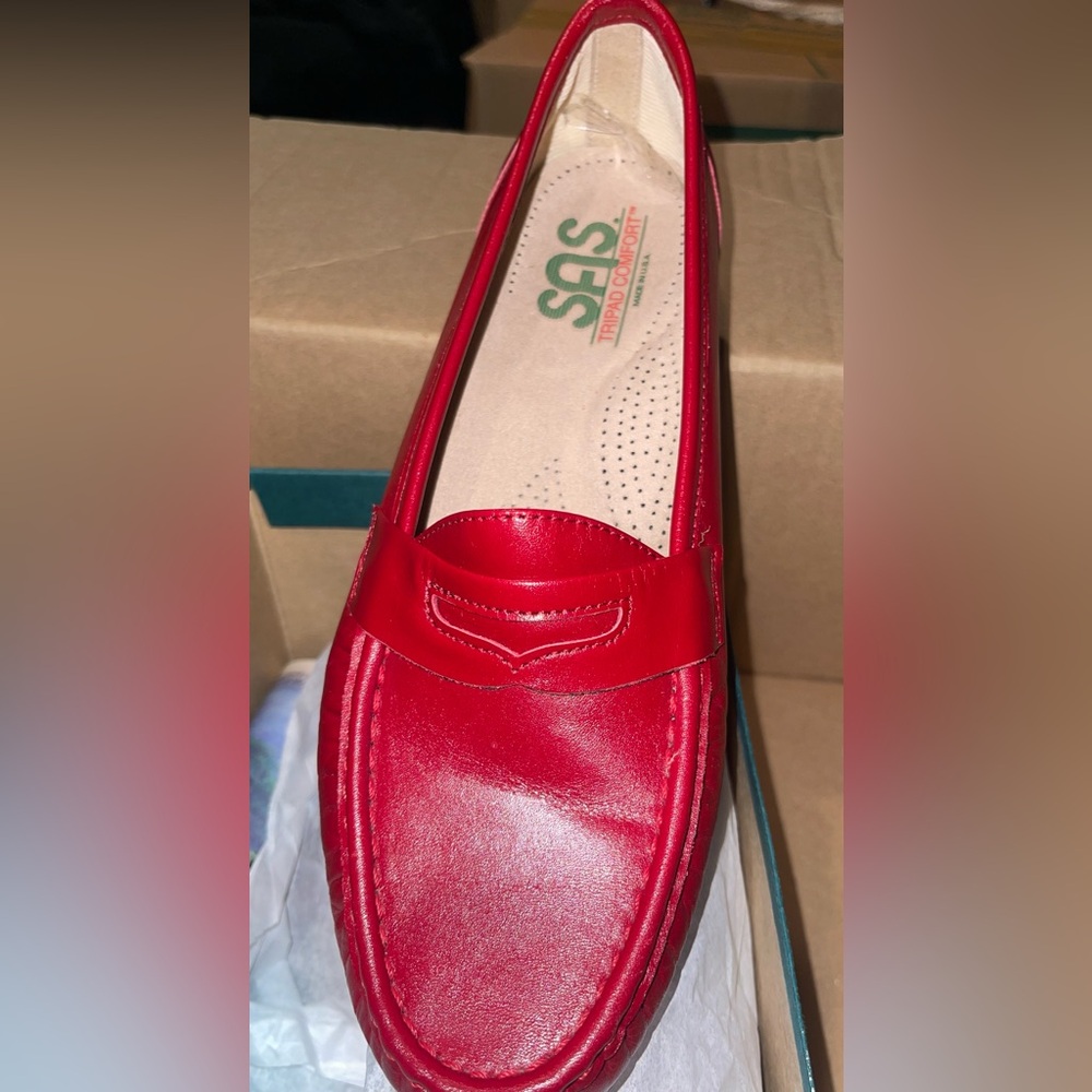SAS loafer
Color Wink Red
Brand New Never Worn
Box available